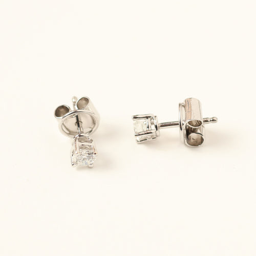 Boucles d'oreilles dormeuses en or blanc avec diamants taille brillant