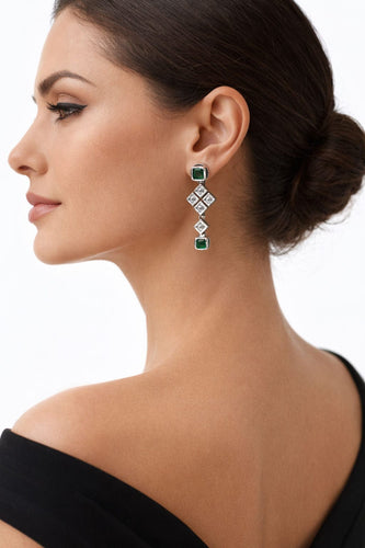 Boucles d'oreilles Boucles d'oreilles en or blanc serties d'émeraudes étincelantes 58 Facettes 50036