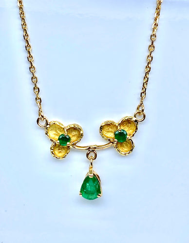 Collier pendentif trilobé en or jaune 18 carats et émeraudes