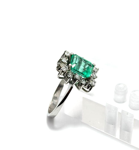 Bague 53 Bague en or blanc avec émeraudes et diamants 58 Facettes 50370