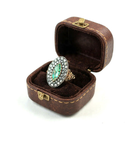 Bague en or jaune bas et argent avec émeraude et diamants