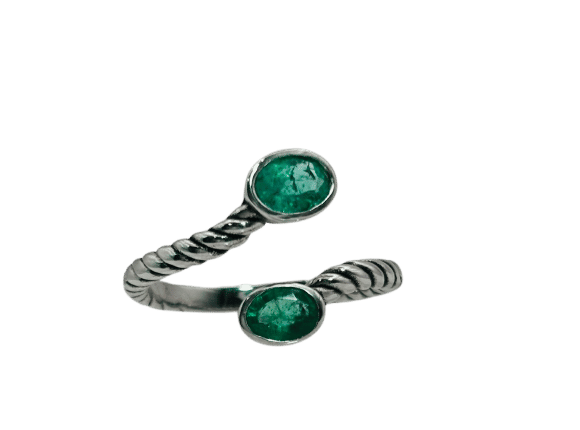 Bague 53 Mardi et moi avons une bague en or blanc avec des émeraudes. 58 Facettes 50053