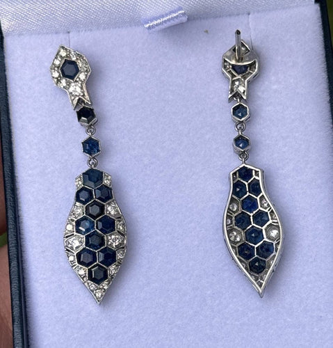Boucles d'oreilles Boucles d'oreilles style Art Déco en platine avec diamants et saphirs. 58 Facettes