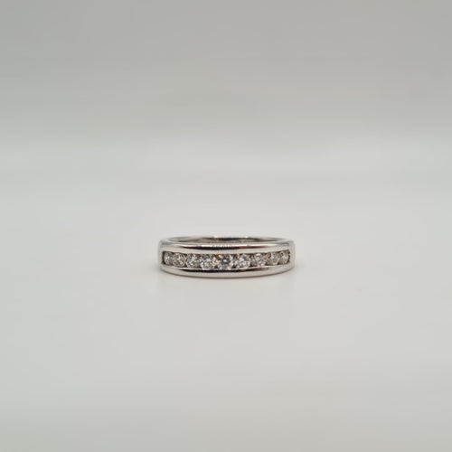 Bague 53 Demi-alliance or blanc 18 carats sertie de diamants 58 Facettes