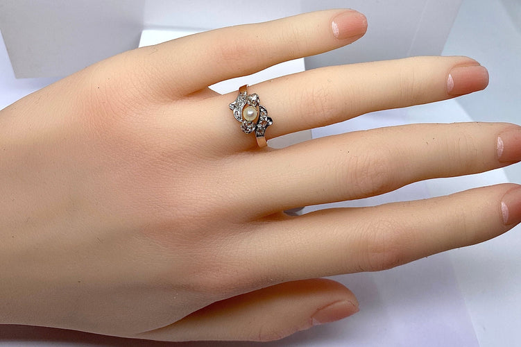 50 Bague en or, diamants et perle 58 Facettes AB568