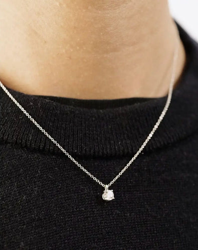 Collier Collier solitaire en platine Tiffany & Co. serti d'un diamant J/VS1 de 0,28 carat (0,28 carat). 58 Facettes