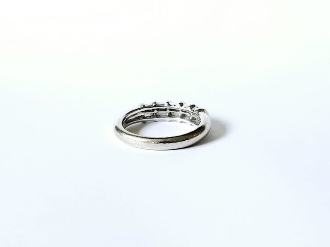 Bague 53 Demi alliance or blanc, diamants baguettes 58 Facettes