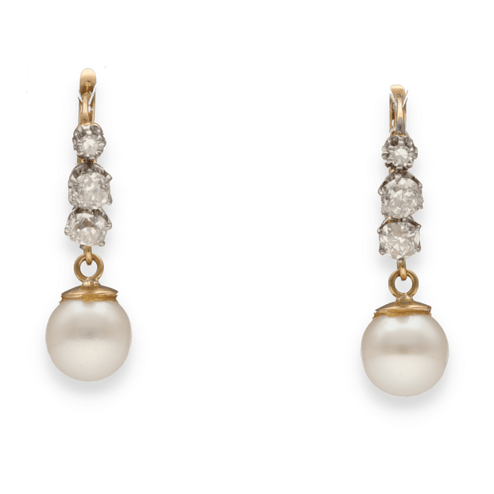 Boucles d'oreilles dormeuses en or et platine avec diamants et perles de culture.