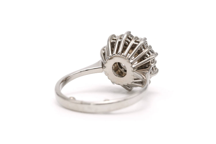 Bague 50 Bague contemporaine sertie de diamants taille brillant 1.35 ct en or blanc 18 carats 58 Facettes 23066