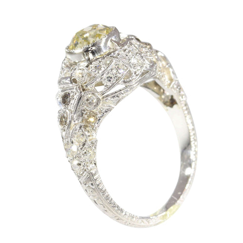 Bague 53 Bague édouardienne en platine avec diamant jaune fantaisie – Un écho dentelé à l'élégance des années 1920 58 Facettes 25115-0280