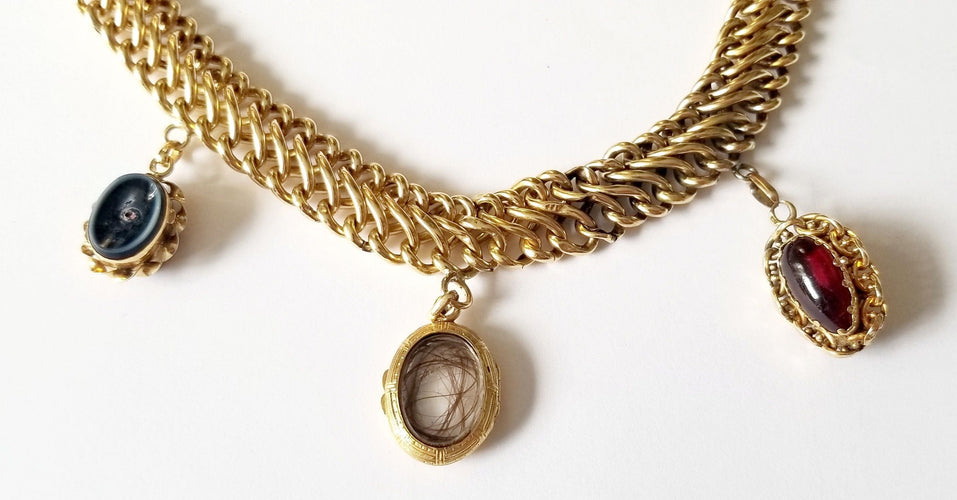 Bracelet Bracelet maille américaine or jaune 18 carats et breloques - 17 cms - 36.25 grs 58 Facettes