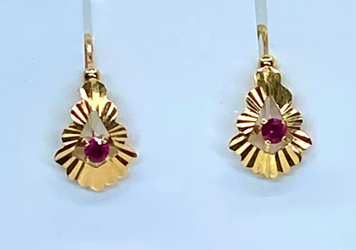 Boucles d’oreilles dormeuses en or jaune 18 carats et pierres rouges