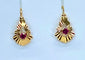 Boucles d’oreilles dormeuses en or jaune 18 carats et pierres rouges