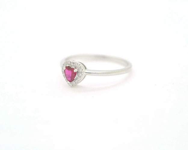 Bague en or blanc avec un rubis en forme de cœur de 0,25 ct et des diamants tout autour