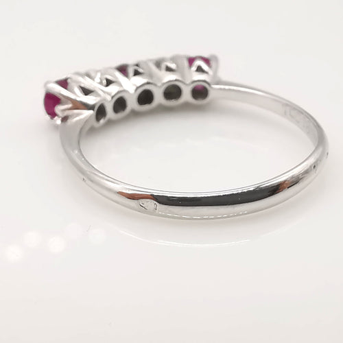 Bague 54 Bague en or 18 carats, rubis et diamants 58 Facettes