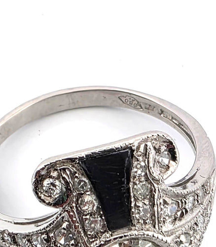 Bague en platine avec un gros diamant central et des diamants