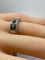 Bague 51 Bague en or blanc 18 carats en saphir et émeraudes, vers 1930 58 Facettes AB505