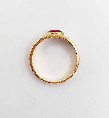 Bague jonc vintage Art Déco or jaune, cabochon de rubis 58 Facettes A06209