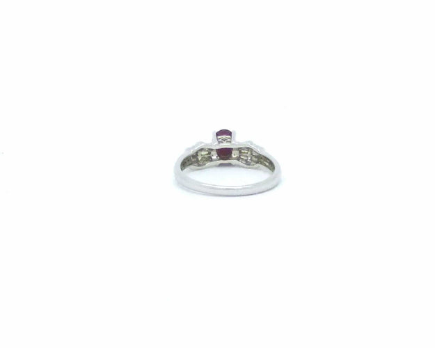Bague Bague en or blanc avec rubis de Birmanie de 0,70 ct et diamants 58 Facettes 6163
