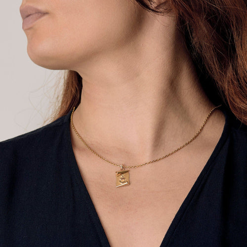 AUGIS - Médaille d'amour en forme de parchemin en or jaune et rubis de synthèses