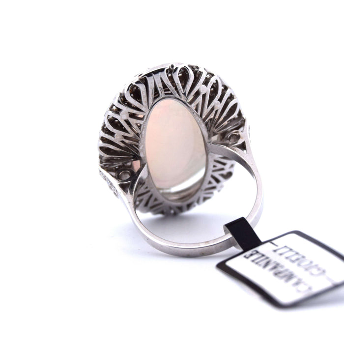 Bague en or blanc avec opale et diamants