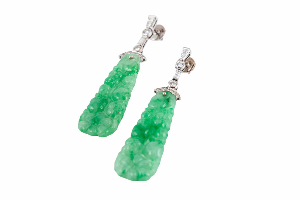 Paire de pendants d’oreilles or gris, plaques de jade gravé