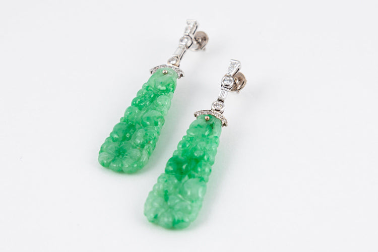 Pendentif Paire de pendants d’oreilles en or gris retenant deux plaques de jade gravé 58 Facettes 123574