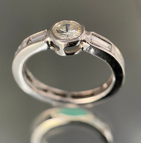 Bague 56.5 Bague or blanc sertie d'un diamant central de 1 carat et 2 carats de diamants baguette 58 Facettes