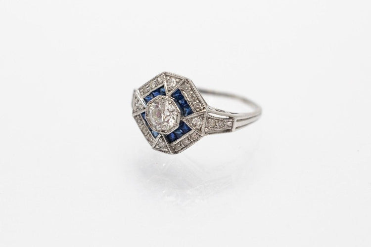 Bague 53 Bague Art Déco ornée de diamants et de saphirs, Europe de l'Ouest, années 1980 58 Facettes 10488