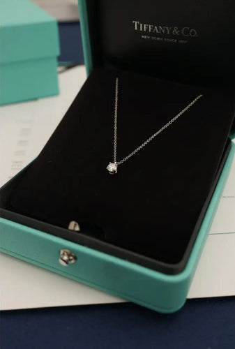 Collier Collier solitaire en platine Tiffany & Co. serti d'un diamant J/VS1 de 0,28 carat (0,28 carat). 58 Facettes