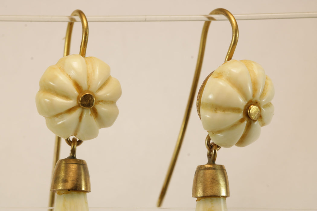 Boucles d'oreilles antiques en or piqué ivoire