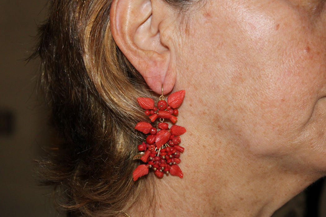 Boucles d'oreilles antiques en or et corail