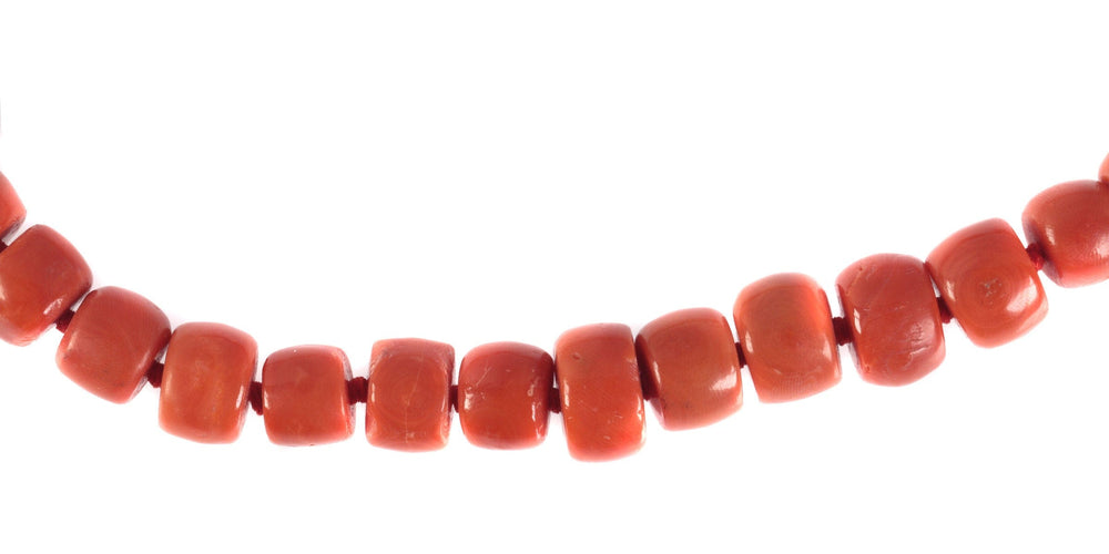 Échos de l'illumination : Collier de corail sanguin