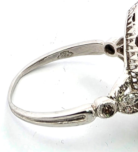 Bague 52 Bague en platine avec diamant central et diamants environnants 58 Facettes