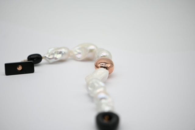 Bracelet de perles baroques avec fermoir en or rose et bakélite vintage