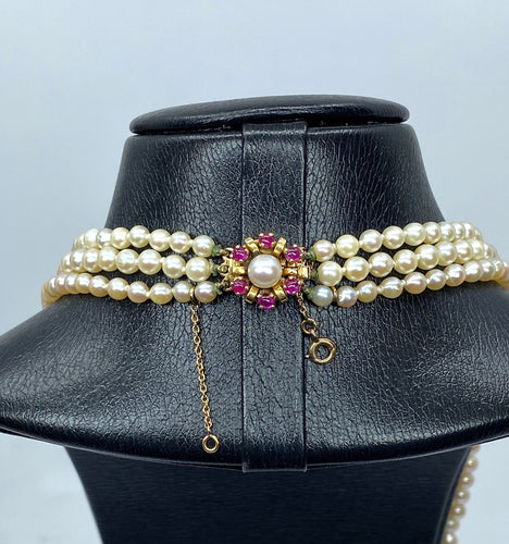 Collier de perles 3 rangs, médaillon or 18 carats et fermoir rubis