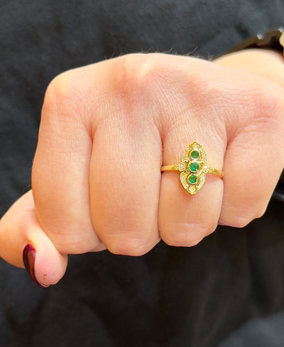 Bague 54 Bague marquise style ancien en or émeraudes et diamants 58 Facettes