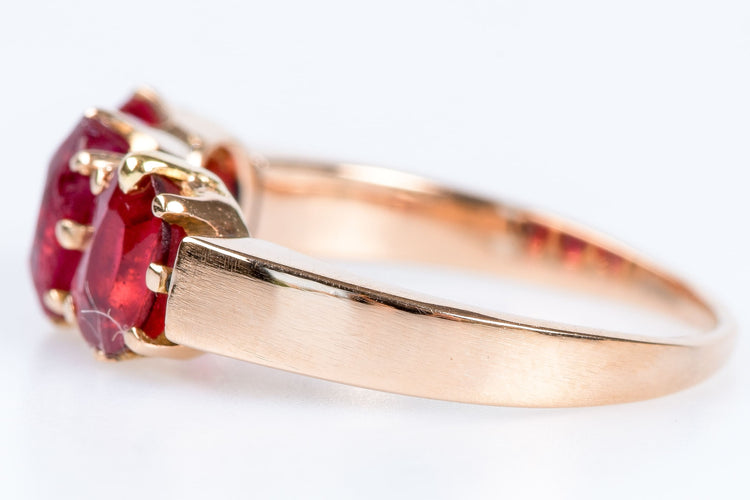 Bague 52 Bague en or rose 18 carats ornée de 3 rubis ovales de 0,66 carats total 58 Facettes BG-RBS-1-101