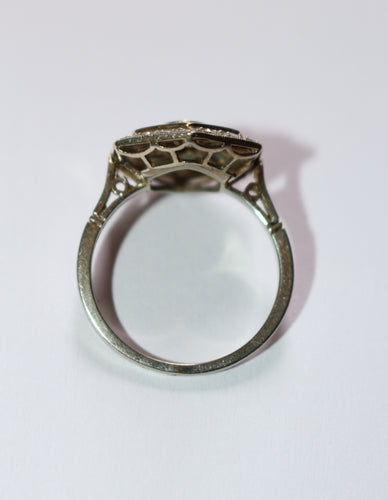 Bague 56 Bague Hexagonale Art Déco en or blanc, diamants et saphirs 58 Facettes 156