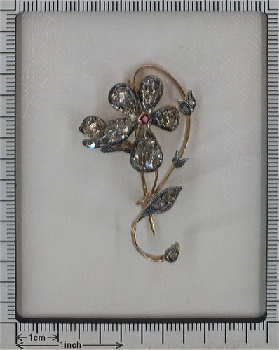 Broche Beauté épanouie : la broche victorienne en forme de branche de fleur en or rouge et argent 58 Facettes 23031-0050