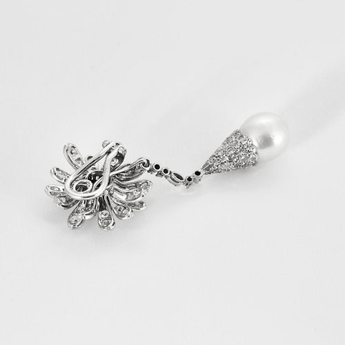 Boucles d'oreilles Paire de boucles d'oreilles en or blanc diamants et perles de culture blanches 58 Facettes