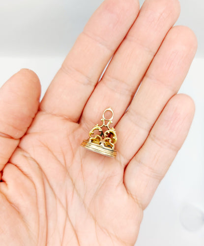 Pendentif sceau antique en or 14k et agate gravée d’armoiries