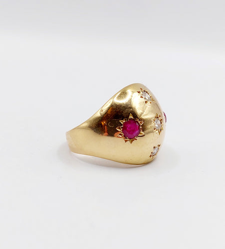 Bague dôme bombé or rose, diamants et rubis serti étoilé (circa 1950) 58 Facettes A06232