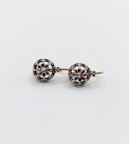 Boucles d'oreilles Dormeuses antique or jaune 18k diamants taille rose et sertis fleurs de lys (circa 1900) 58 Facettes A06162