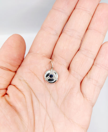 Pendentif cible art déco en or blanc 18k et platine, saphir synthétique et diamants