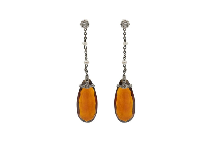 Boucles d'oreilles avec deux citrines facettées, diamants et perles.