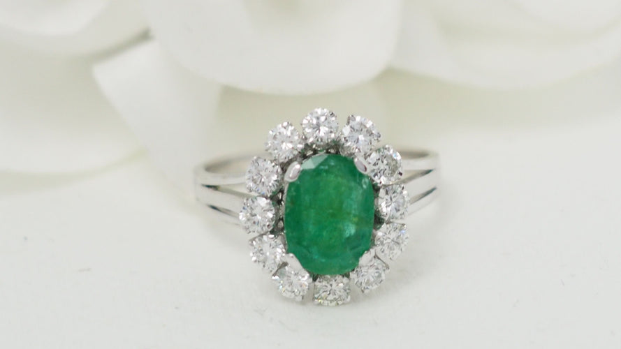 Bague 55 Bague entourage en or blanc, émeraude ovale et diamants 58 Facettes 32326