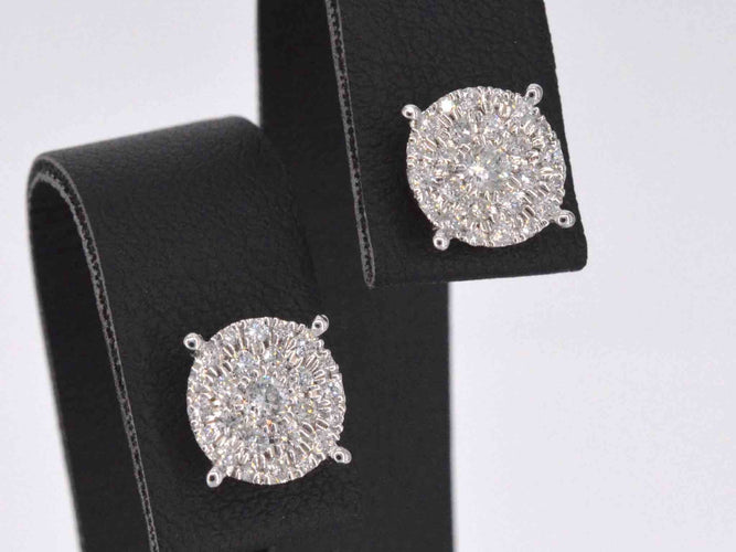 Boucles d'oreilles Boucles d'oreilles en or blanc avec un diamant taille brillant 58 Facettes 2108