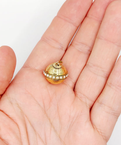 Pendentif Pendentif victorien or jaune sphère, perles et émail noir 58 Facettes A05590