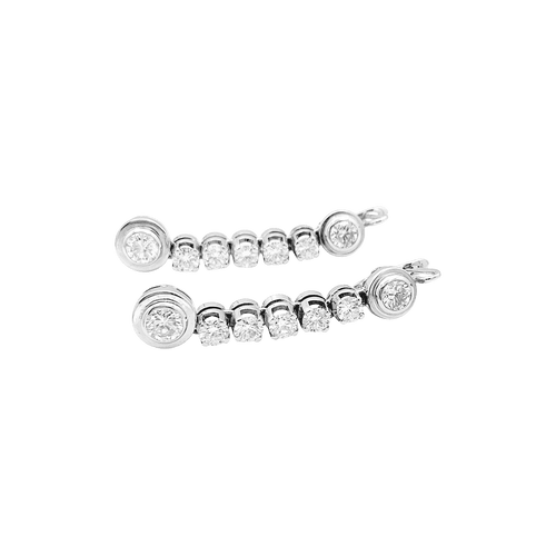 Boucles d'oreilles Paire de boucles d'oreilles pendantes, or blanc et diamants. 58 Facettes 34756